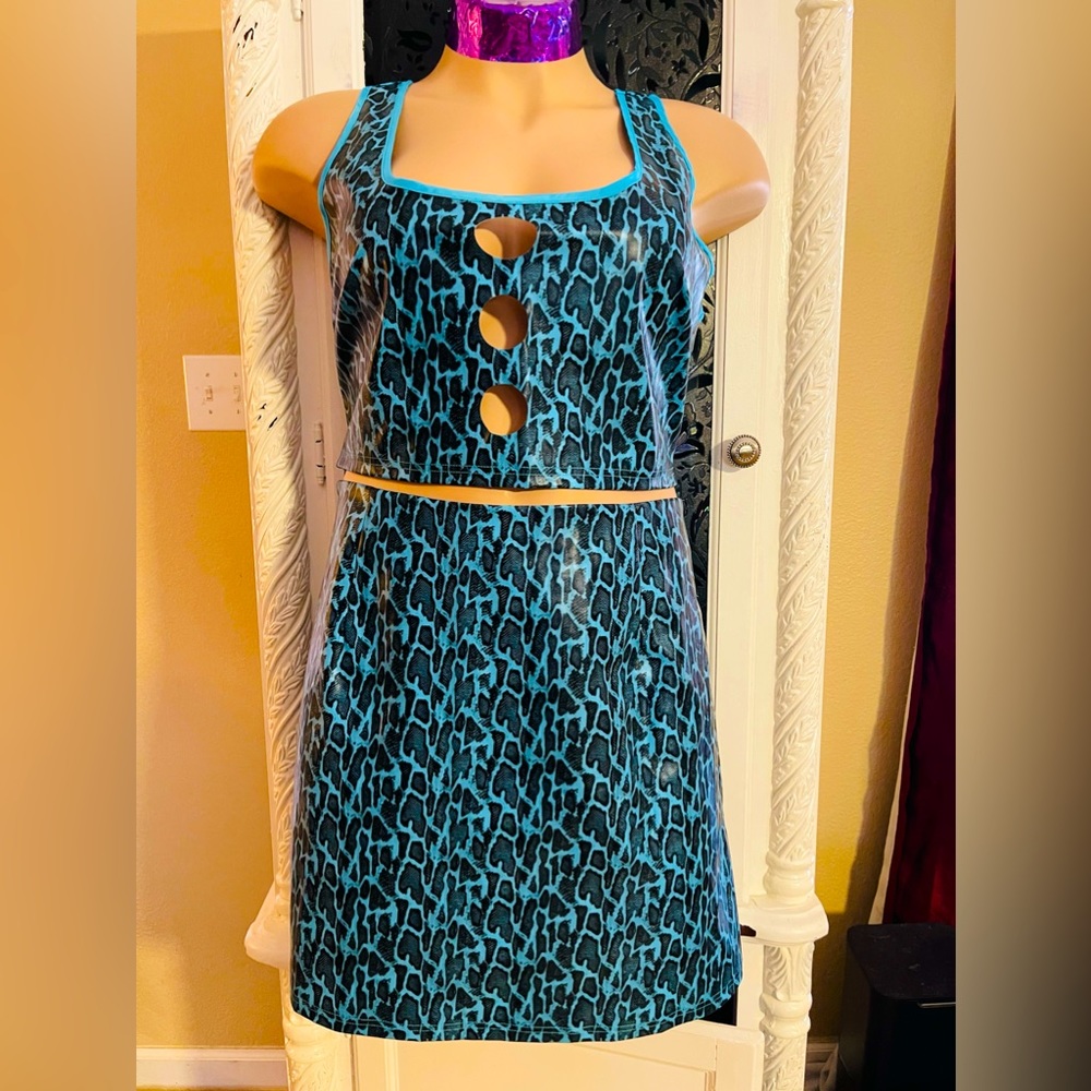 SHEIN clubwear Plus Snakeskin Print Cut Out Front PU Leather Tank Top & Skirt